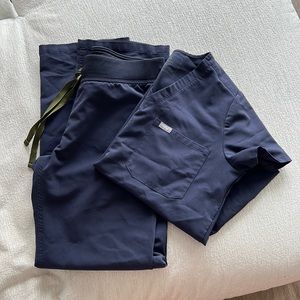 Figs quiet navy scrub set